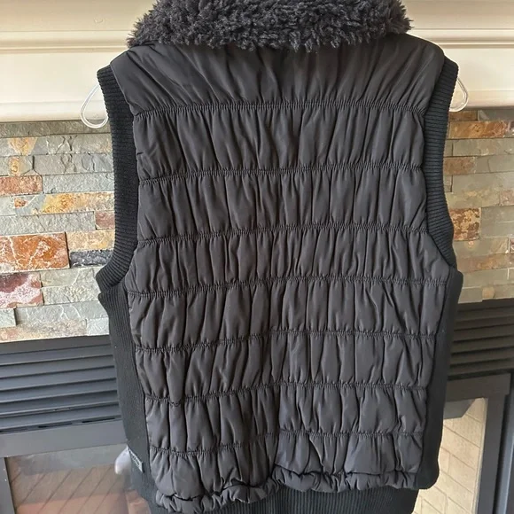 Calvin Klein vest with fur collar - Picture 2 of 5